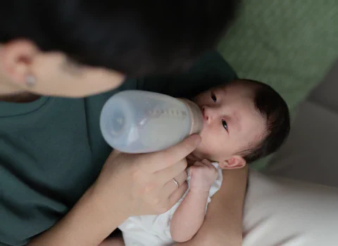 ご自宅で家族からミルクをもらう赤ちゃん