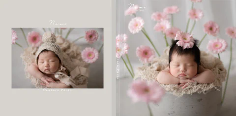 季節の花に囲まれた赤ちゃんをレイアウトした等身大アルバムの見開き